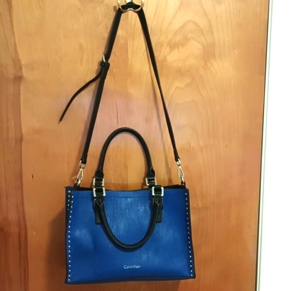 Calvin Klein Versatile Vibrant Blue Bag With Detachable Strap